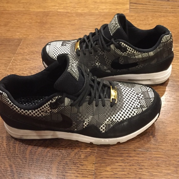 Nike Air women's tennis shoe