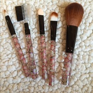 ON HOLD New 5 peice makeup brush set