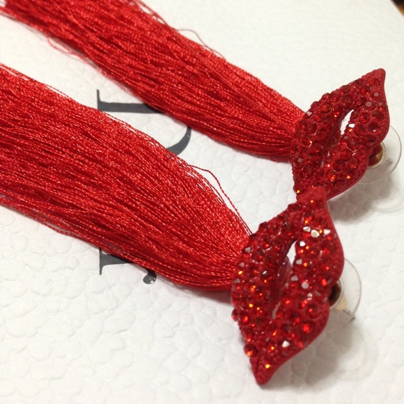 Lip tassel in red. - Picture 2 of 3