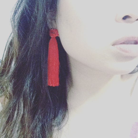 Lip tassel in red. - Picture 3 of 3