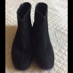 Aerosoles black ankle boots. 11
