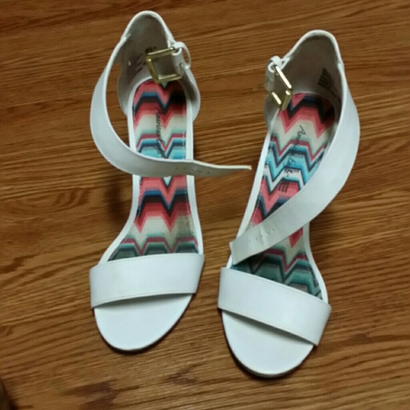 American Eagle white wedge