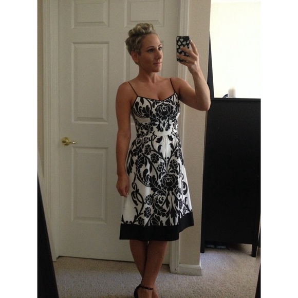 Dresses & Skirts - HP | chic BHWM brocade print dress |