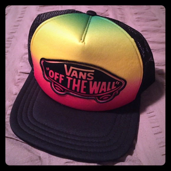 Vans Accessories - Vans snap back trucker hat