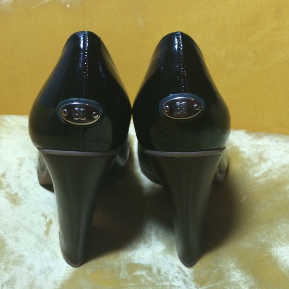 BCBG MaxAzria black patent leather wood heel pumps - Picture 2 of 4