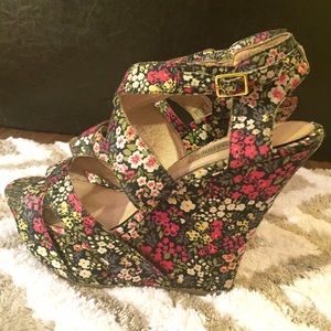 🌸Steve Madden 'Wildd' Floral Wedges 🌸