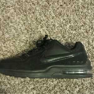 Airmax black lows ! Size 9.5, never worn !