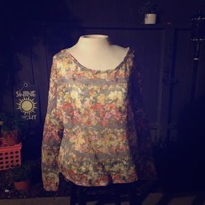 🖖Wide neck, long sleeve shirt.