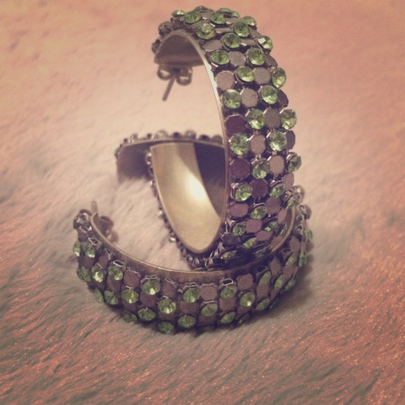 Silver / green stone hoop earrings 💁🏼