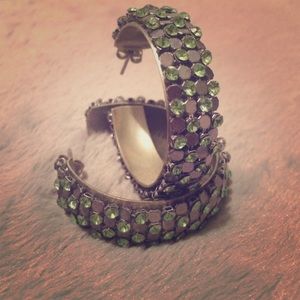 Silver / green stone hoop earrings 💁🏼