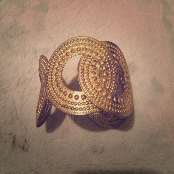 Gold cuff bracelet 💁🏼