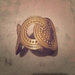 Gold cuff bracelet 💁🏼