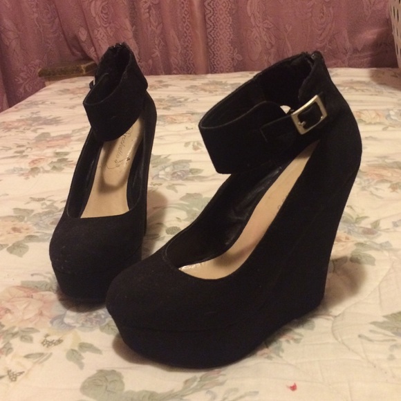 black wedges