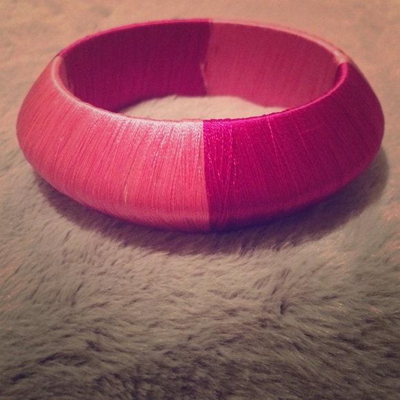 Pink thread wrap bangle bracelet 💁🏼