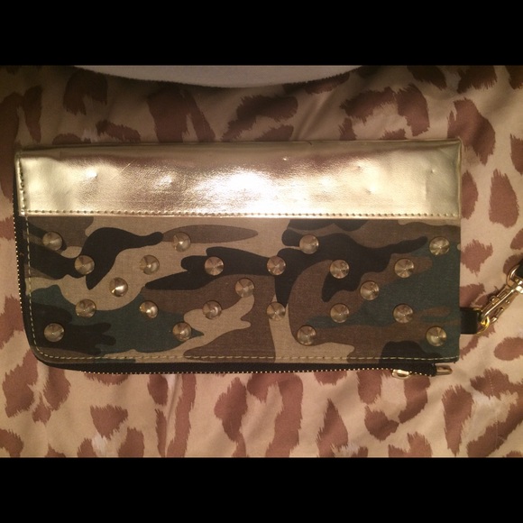 Started camouflage wallet wristlet