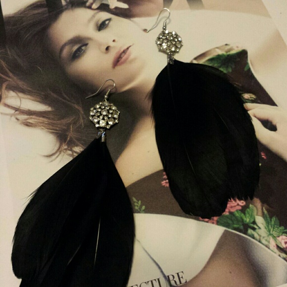 Black feather crystal long ear rings