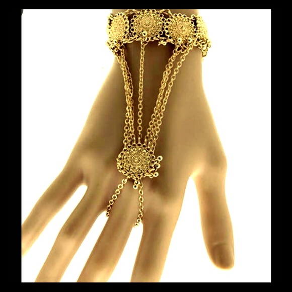 💰SOLD💰MUlTIPLE CHAINS BRACELET CONNECTED RING