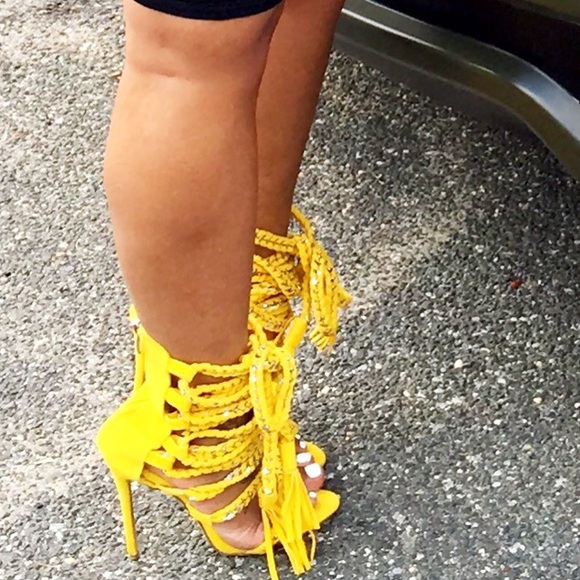 Fashion Yellow strappy shoes with gold inset