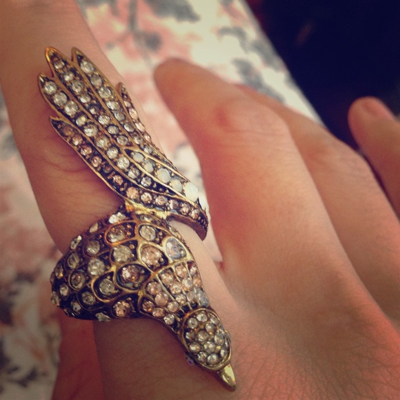 Unique bird shaped ring with glitz