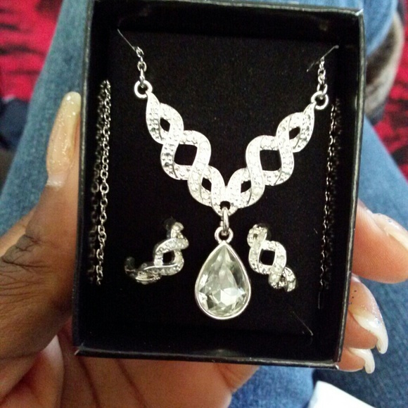 Necklace, Earrings & Bracelet set - Picture 1 of 2