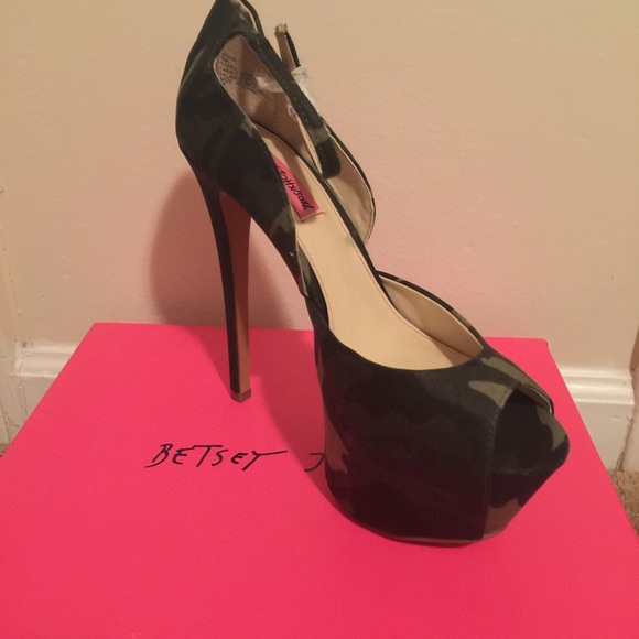NIB Betsey Johnson Camo Pump Sz 8
