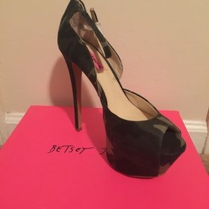 NIB Betsey Johnson Camo Pump Sz 8