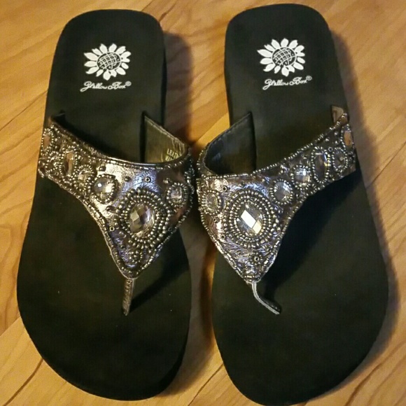 Yellow Box flip flops size 7 never worn