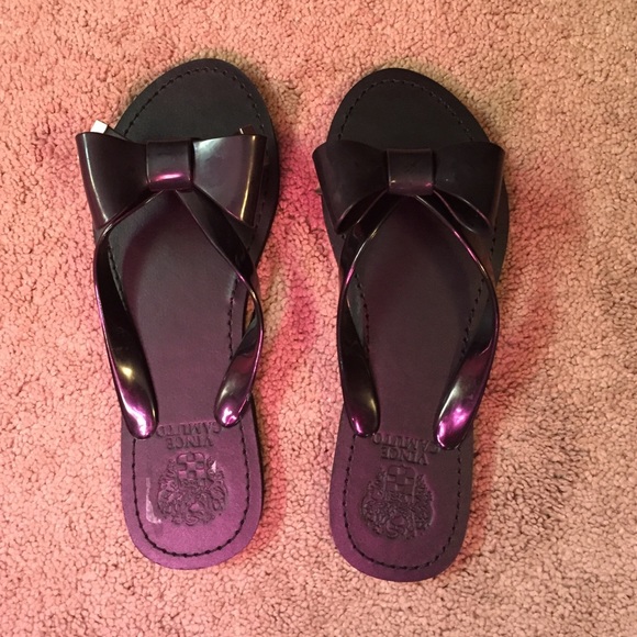 Vince Camuto bow flip-flops