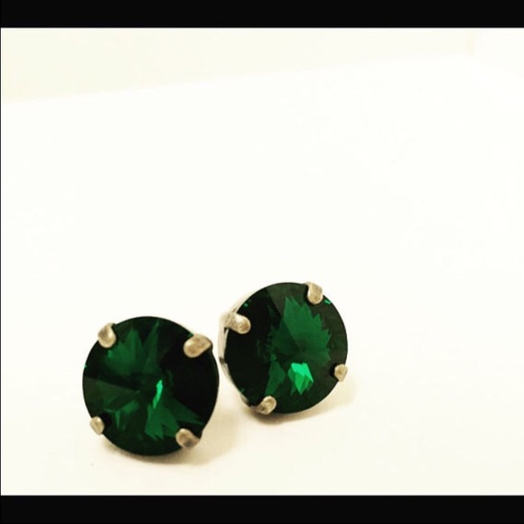 Emerald Swarovski element studs! - Picture 1 of 1