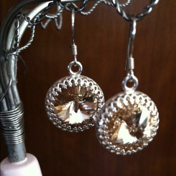 Light silk Swarovksi Element dangling earrings - Picture 1 of 1