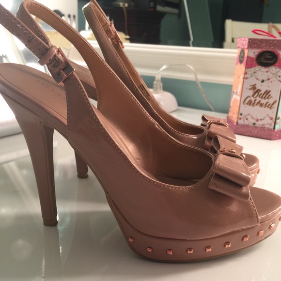 Beige heels with bow