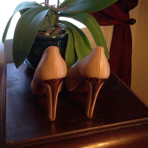 Final $๐2X HP 10/3 & 11/7๐ Beige Leather Heels - Picture 2 of 4