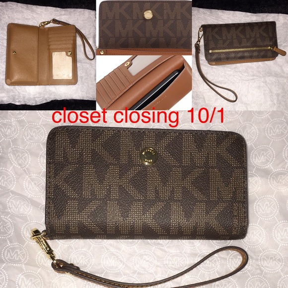 Michael Kors Handbags - MUST GO🆕Michael Kors Wristlet NWOT