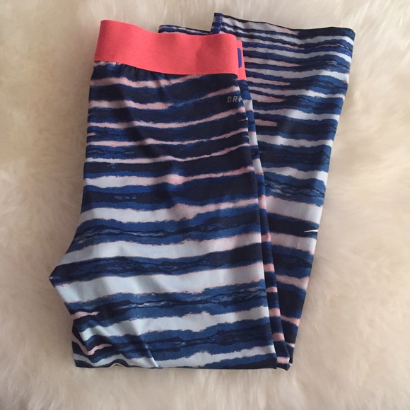 Nike Pro Capris - Picture 3 of 4