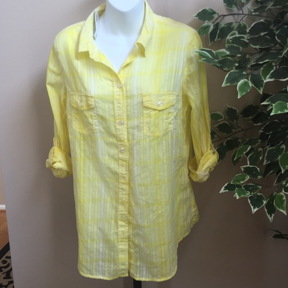 Old Navy yellow cuffed button down top. Size Large
