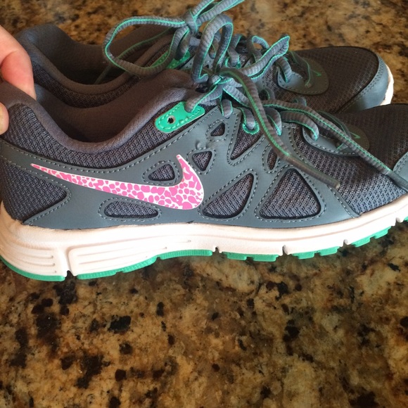 Nike tennis shoes sz 6
