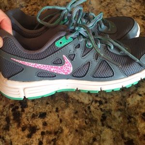 Nike tennis shoes sz 6