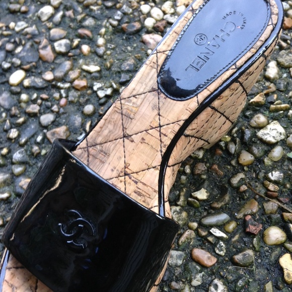 🚫🚫🚫SOLD🚫🚫🚫🚫CHANEL Cork Wedges LIKE NEW - Picture 4 of 4