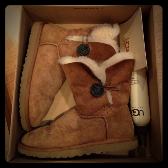 Bailey button tan uggs