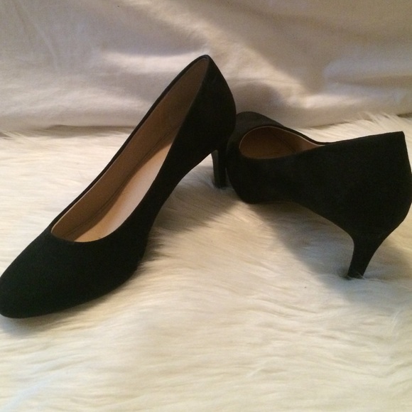 Black pumps