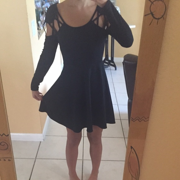 Fit and flare black dress with cutouts - Picture 4 of 4