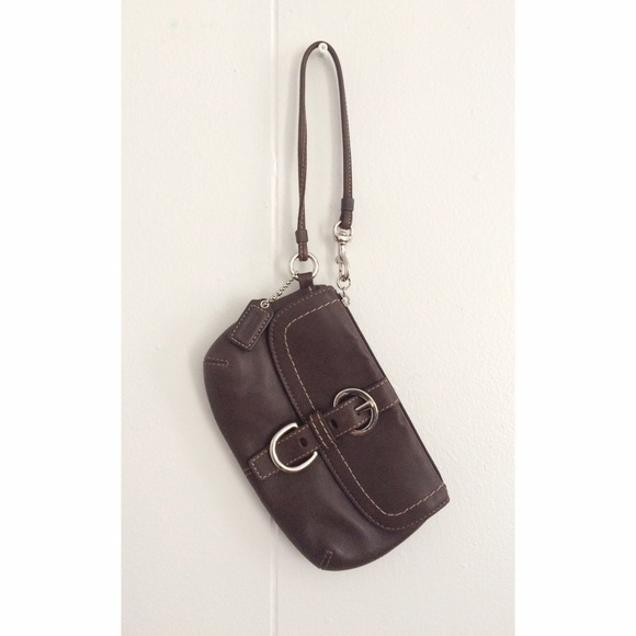 💕 New! 💕 Coach leather buckle wristlet~