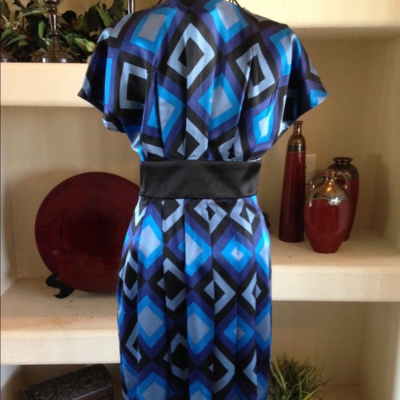 πHost PickπExpress dress with geometric pattern - Picture 2 of 4