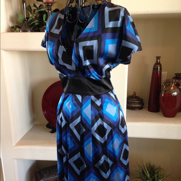πHost PickπExpress dress with geometric pattern - Picture 3 of 4