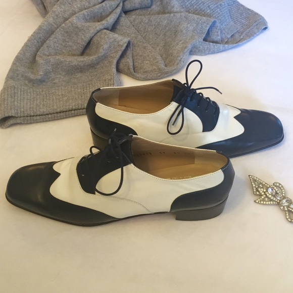 ๐ซSOLD๐ซ Gorgeous vintage Ferragamo spectators - Picture 3 of 4