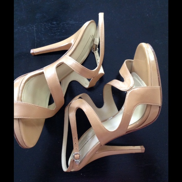 BCBGMAXAZRIA nude heels size 8 - Picture 3 of 4