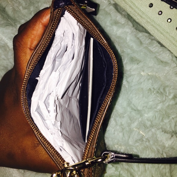 ‼️SOLD‼️COACH SIGNATURE CANVAS SMALL WRISTLET - Picture 4 of 4