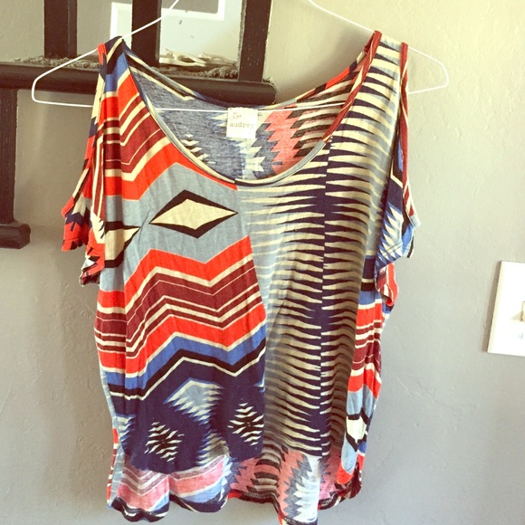 Tribal geometric top