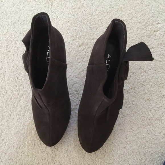Brown suede ankle booties from Aldo. - Picture 4 of 4
