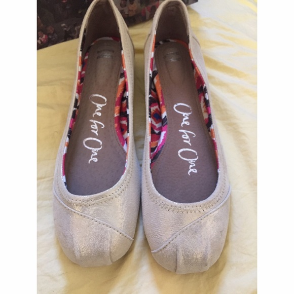 NEW, TOMS BALLET FLATS GOLD BAYLOR